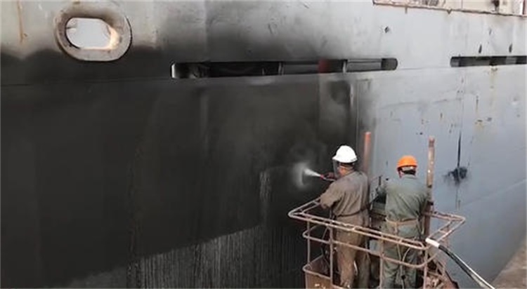 船舶水喷砂除锈现场.jpg