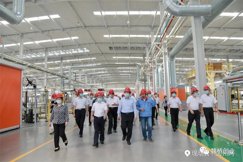 滨州市高质量发展暨重大项目现场观摩会与会人员观摩魏桥轻量化基地全车身总成项目、魏桥国科（滨州）科技园