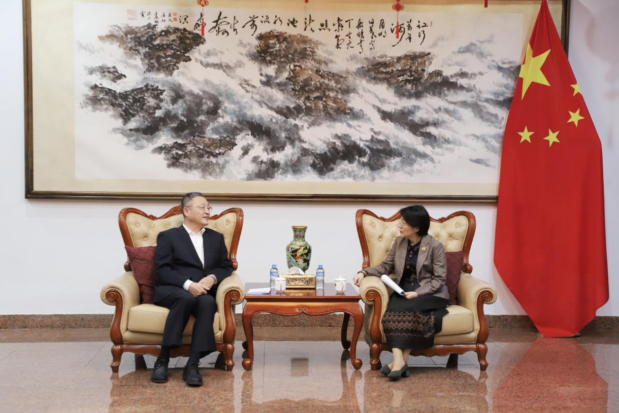 葛红林拜访中国驻老挝大使方虹