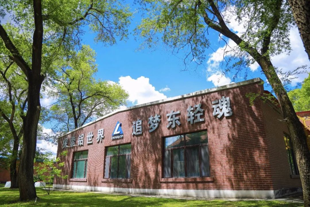 东轻顺利完成XXXMPa级高端预拉伸板材试验轧制工作