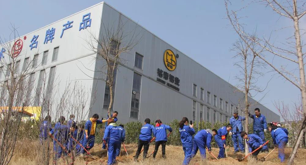 铭帝集团开展“添新绿、种生机”义务植树活动