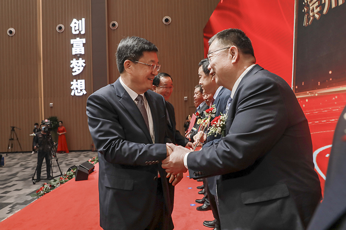 第三届滨州市企业家大会召开 创新金属崔立新连续第三次荣获优秀企业家“金狮奖”